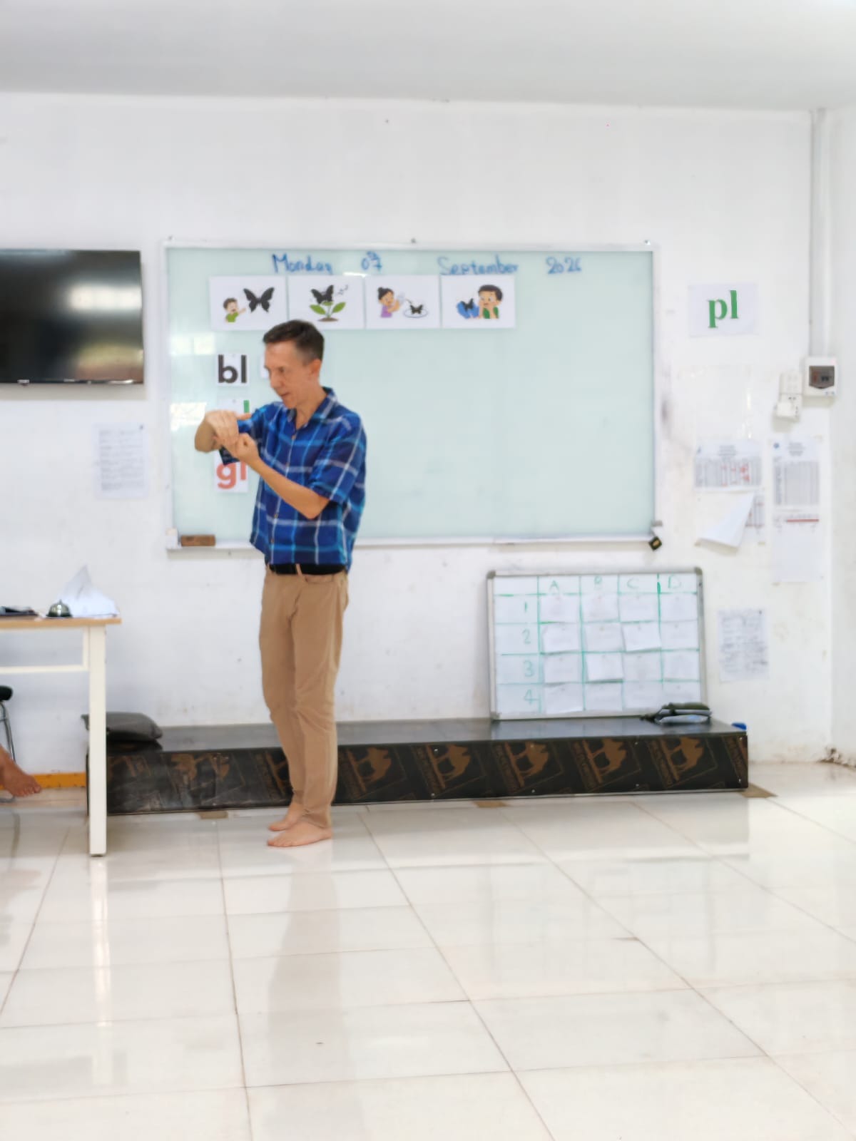 Pieter Keeve teaching in a Cambodian classroom
